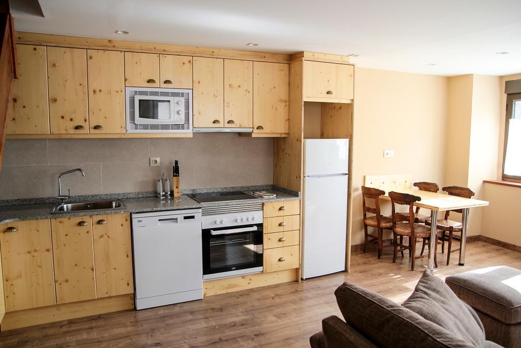 Apartamentos Snoe Mont Romies Salardu Ruang foto